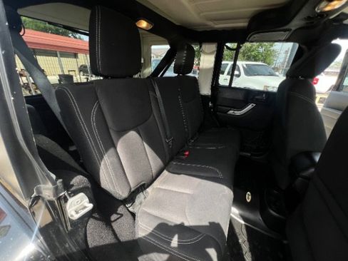 Used 2015 Jeep Wrangler Unlimited Sahara w/ Connectivity Group AWD/4WD image 12