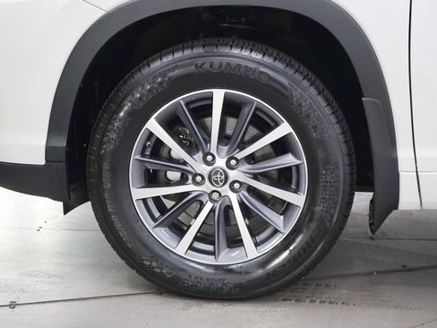 Used 2017 Toyota Highlander XLE w/ Protection Package #3 AWD/4WD image 28