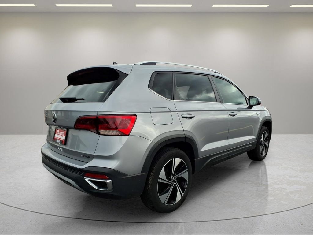 Used 2023 Volkswagen Taos SE AWD/4WD image 3