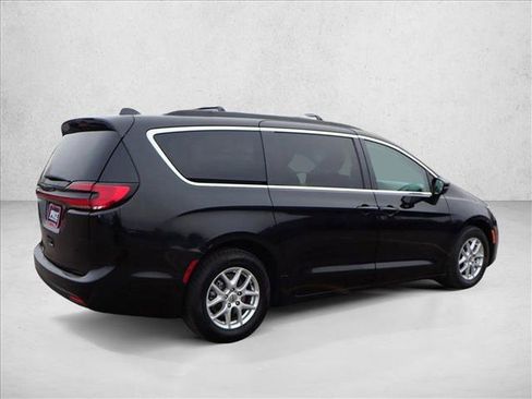 Used 2022 Chrysler Pacifica Touring-L image 4
