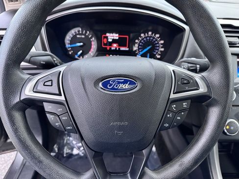 Used 2017 Ford Fusion SE image 19