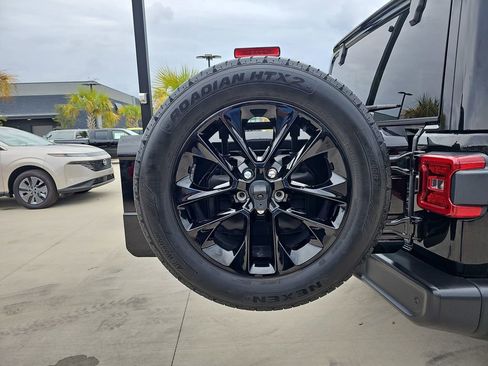 Used 2024 Jeep Wrangler Unlimited Sahara w/ Technology Group image 15