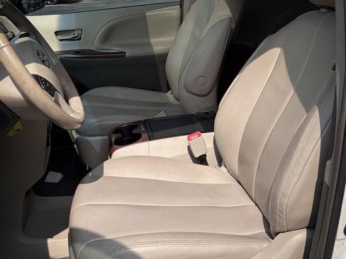 Used 2014 Toyota Sienna XLE FWD image 23