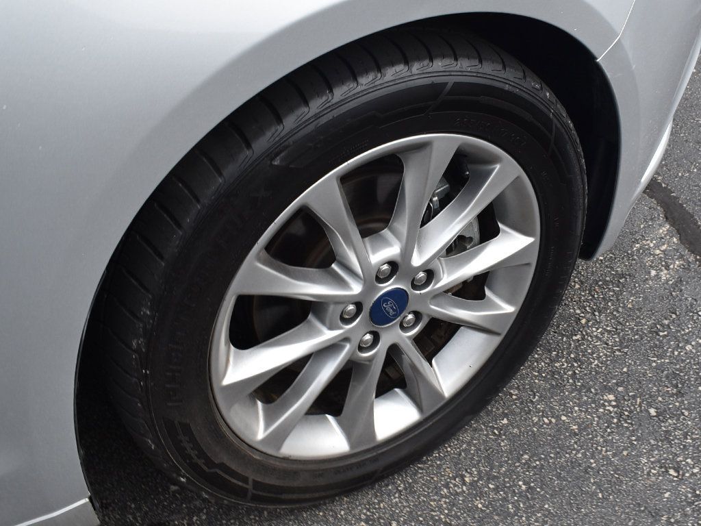 Used 2017 Ford Fusion SE w/ Fusion SE Technology Package FWD image 8