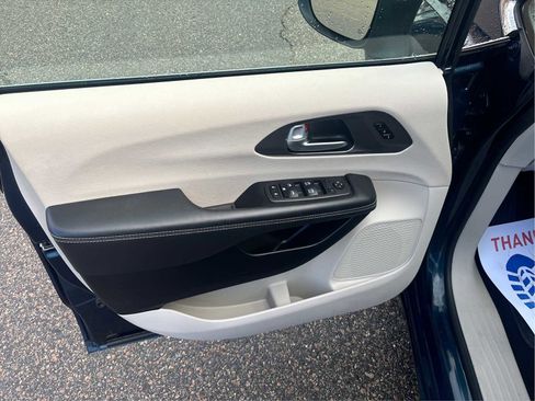 Used 2023 Chrysler Pacifica Touring-L image 20