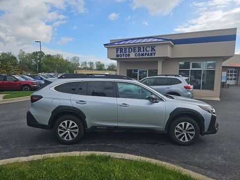 Used 2025 Subaru Outback Premium image 3