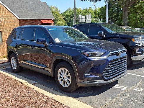 Used 2024 Toyota Grand Highlander FWD image 2