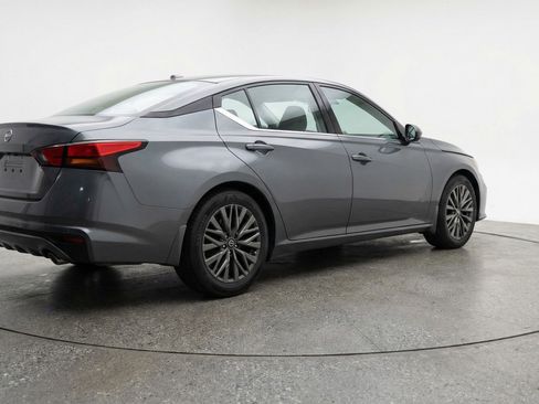 Used 2025 Nissan Altima 2.5 SV image 9