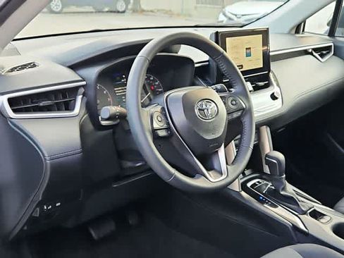 Certified 2025 Toyota Corolla Cross LE FWD image 10