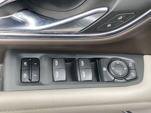 Used 2023 GMC Yukon XL SLT image 13