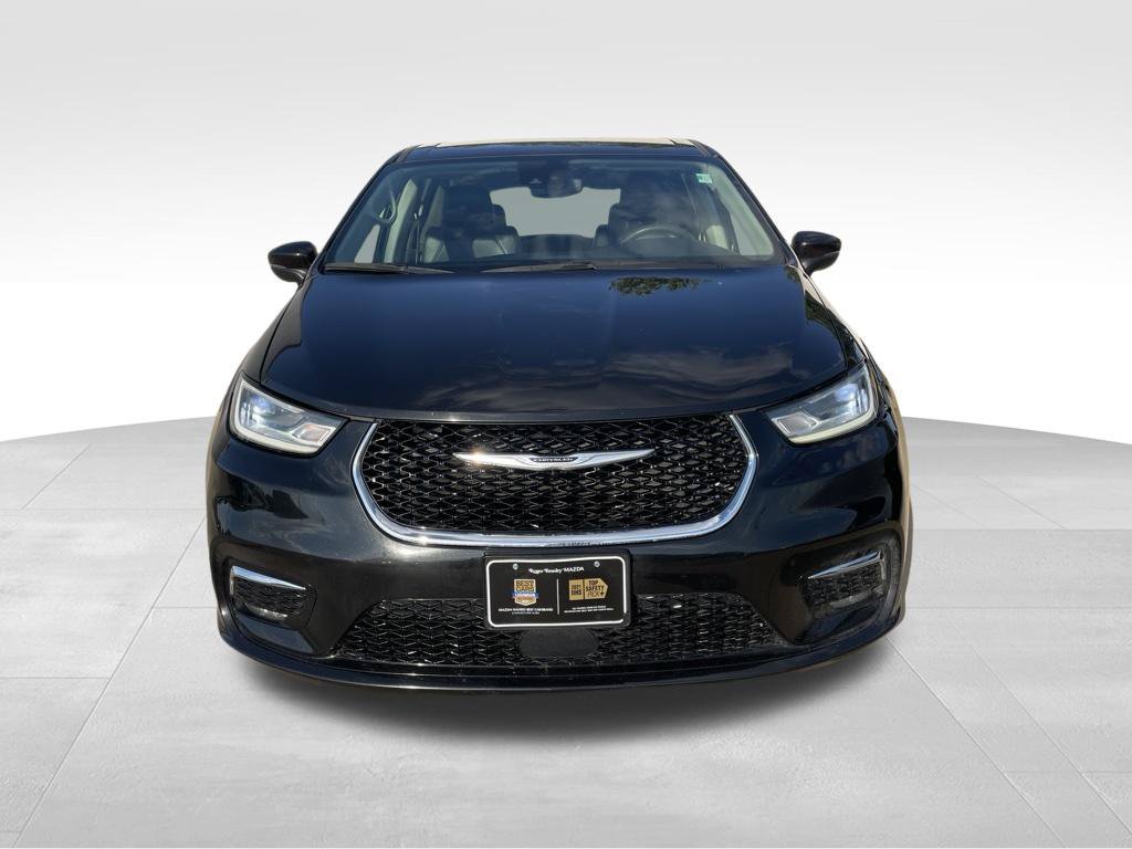 Used 2023 Chrysler Pacifica Touring-L FWD image 2