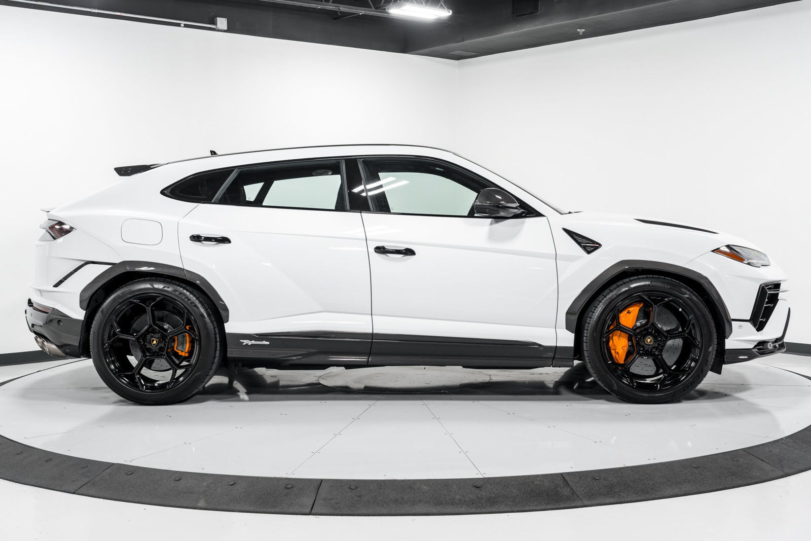 Used 2024 Lamborghini Urus Performante AWD/4WD image 2