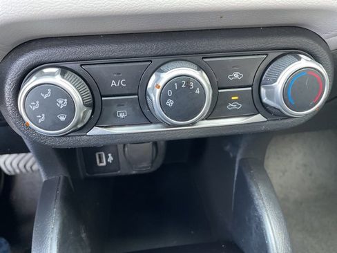 Used 2021 Nissan Versa SV image 38