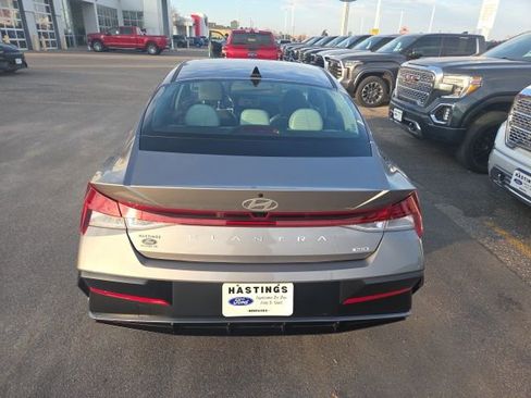 Used 2025 Hyundai Elantra Limited image 4