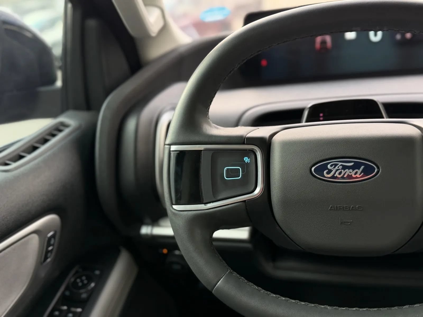 Used 2025 Ford Expedition Active AWD/4WD image 26