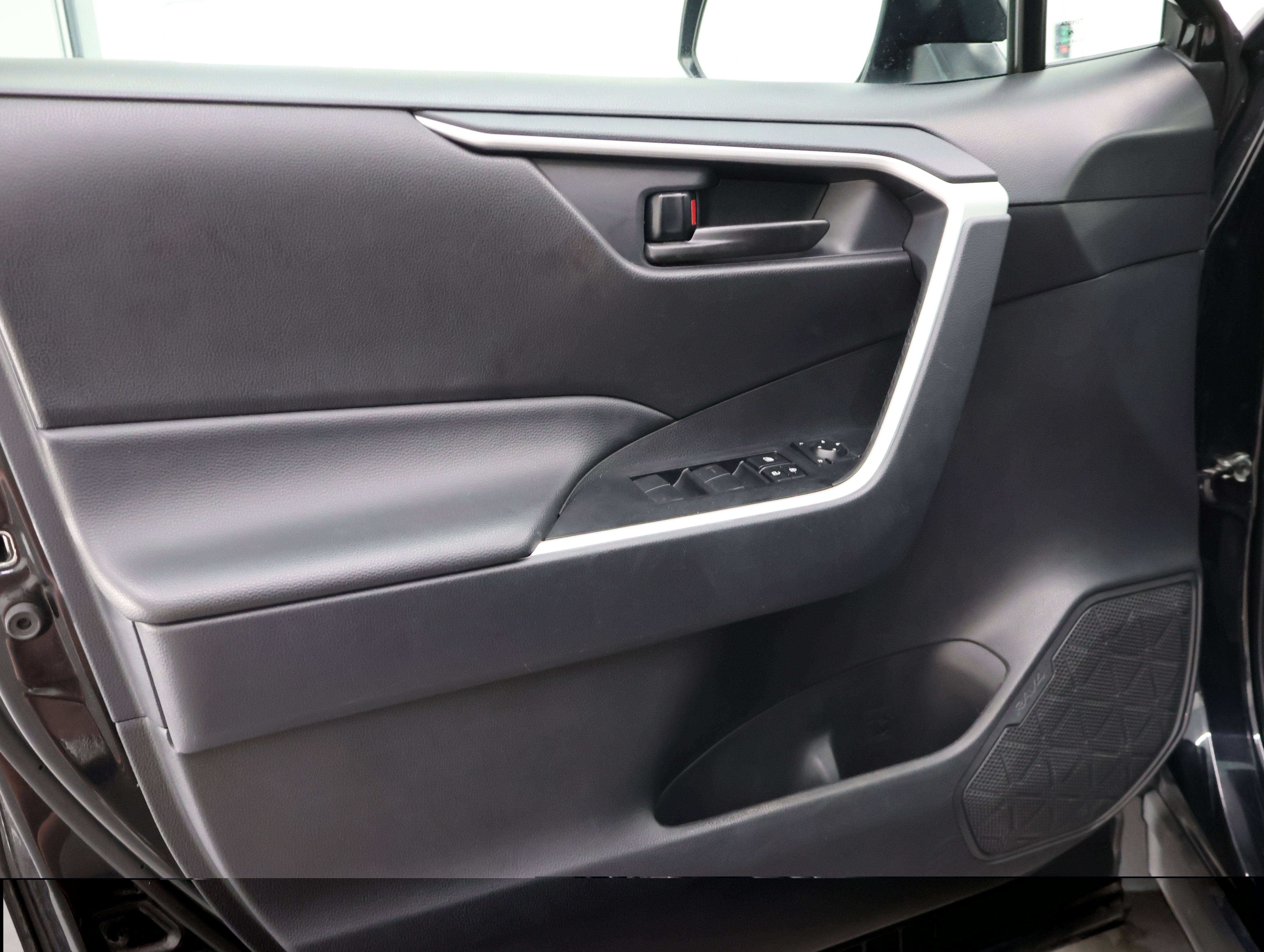 Used 2025 Toyota RAV4 LE AWD/4WD image 37