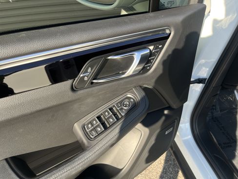 Certified 2022 Porsche Macan image 18