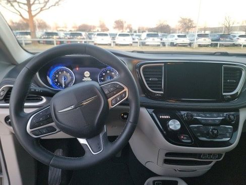 Used 2024 Chrysler Pacifica Touring-L image 12