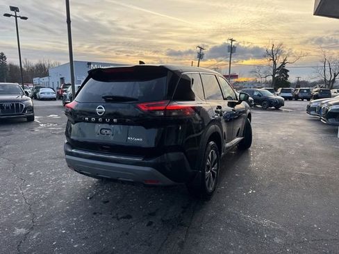 Used 2021 Nissan Rogue SV image 2