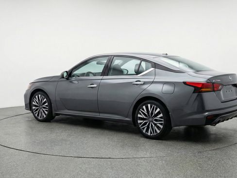 Used 2025 Nissan Altima 2.5 SV image 6