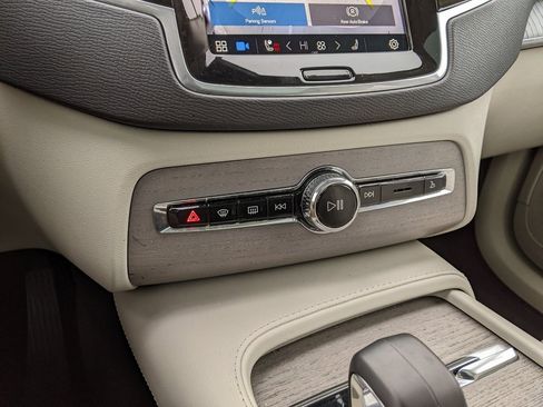 Certified 2025 Volvo XC90 T8 Plus w/ Protection Package Premier image 18