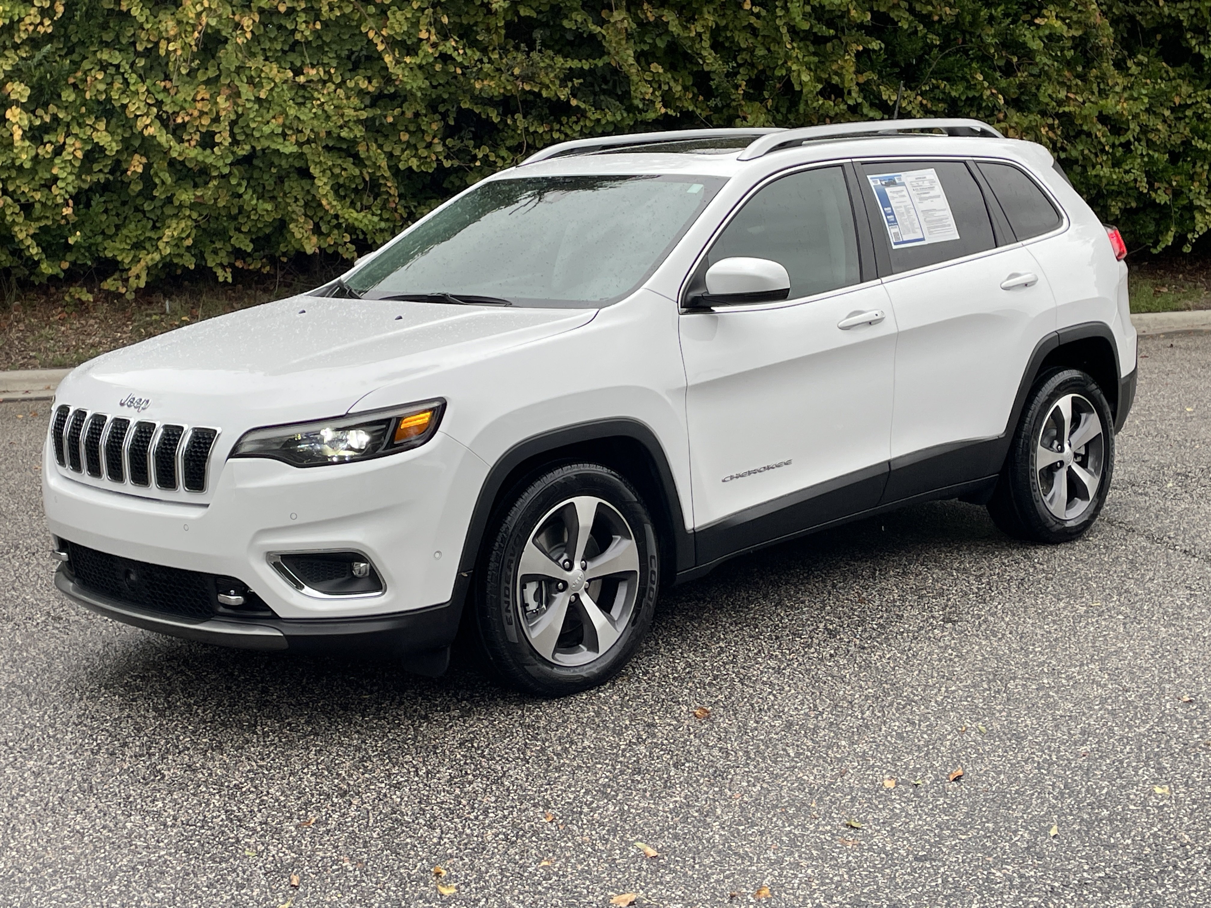 Used 2021 Jeep Cherokee Limited w/ Elite Package FWD image 4