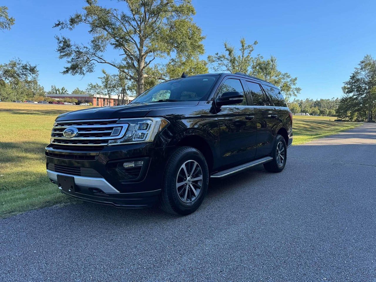 Used 2018 Ford Expedition XLT w/ Equipment Group 202A AWD/4WD image 8