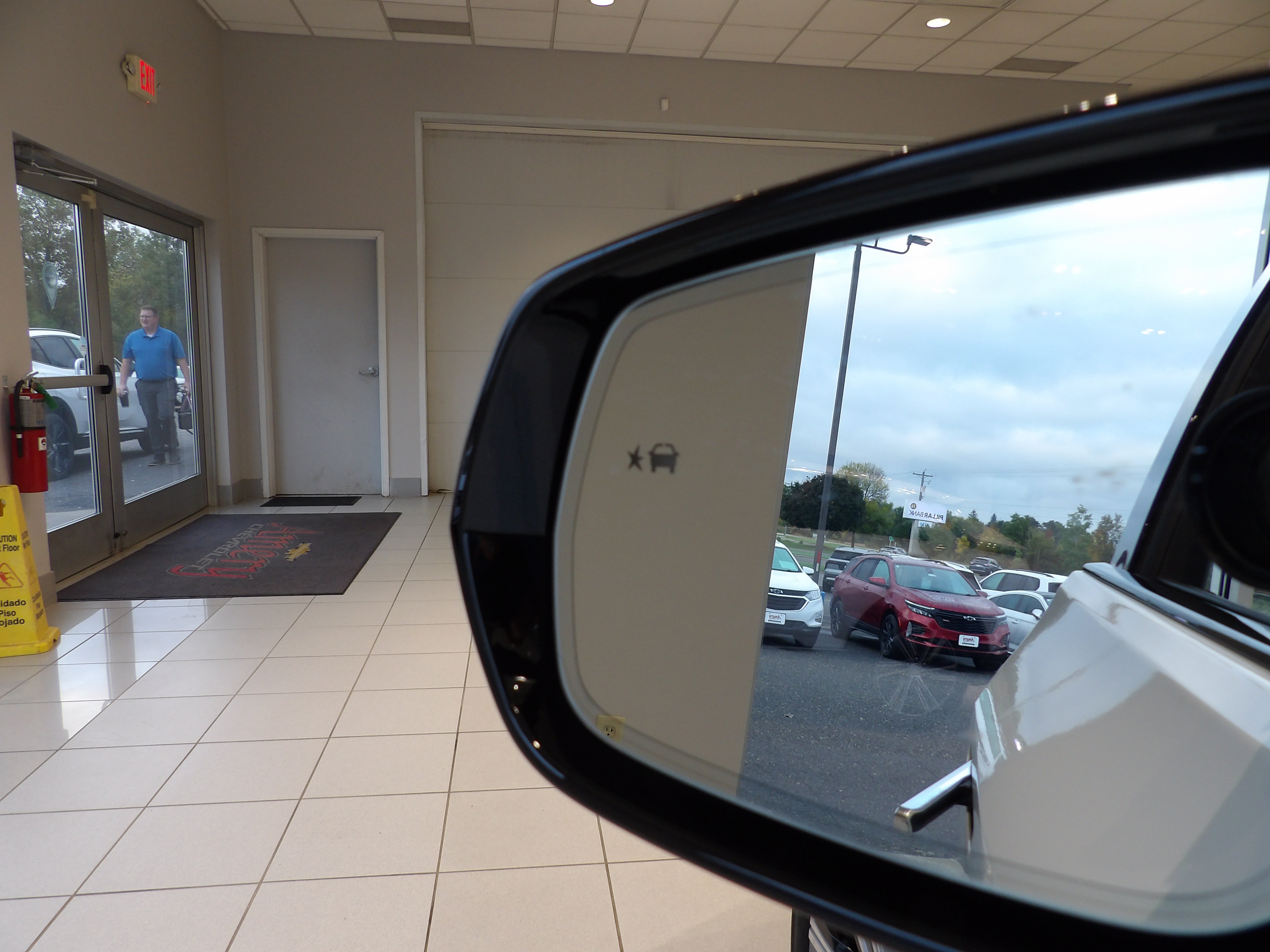 Used 2024 Cadillac Lyriq Luxury AWD/4WD image 7