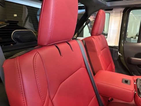 Used 2024 Jeep Wrangler Unlimited Rubicon 392 image 32