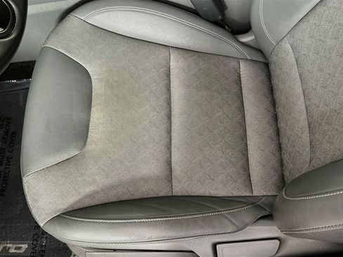 Used 2017 Kia Niro EX FWD image 19