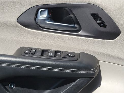 Used 2024 Chrysler Pacifica Select image 16