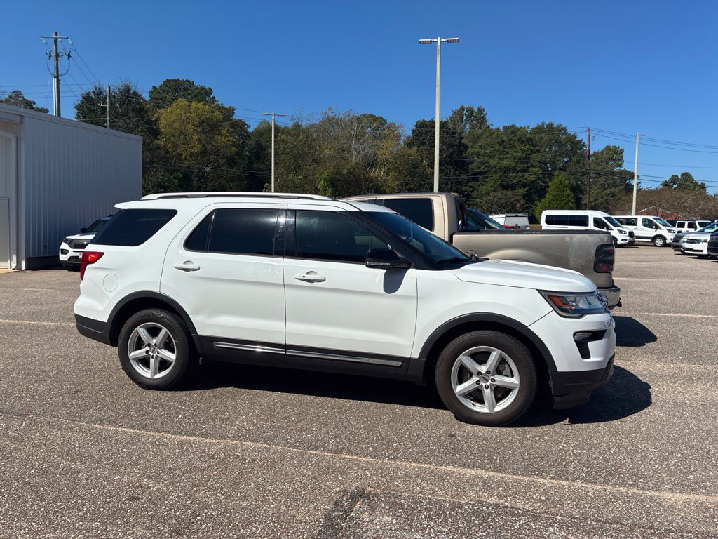 Used 2018 Ford Explorer XLT w/ Equipment Group 201A FWD image 2