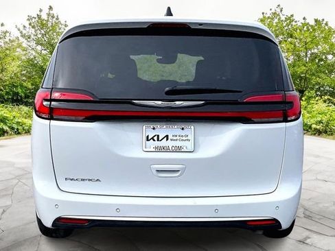 Used 2023 Chrysler Pacifica Touring-L FWD image 4