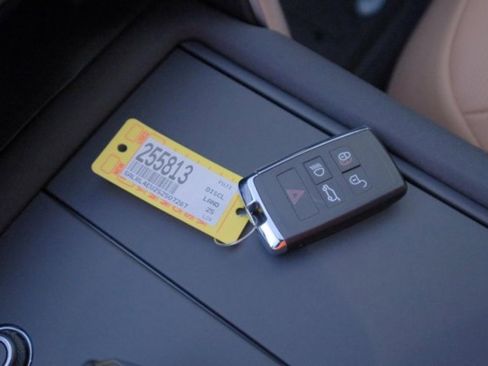 Used 2025 Land Rover Discovery Dynamic SE AWD/4WD image 28