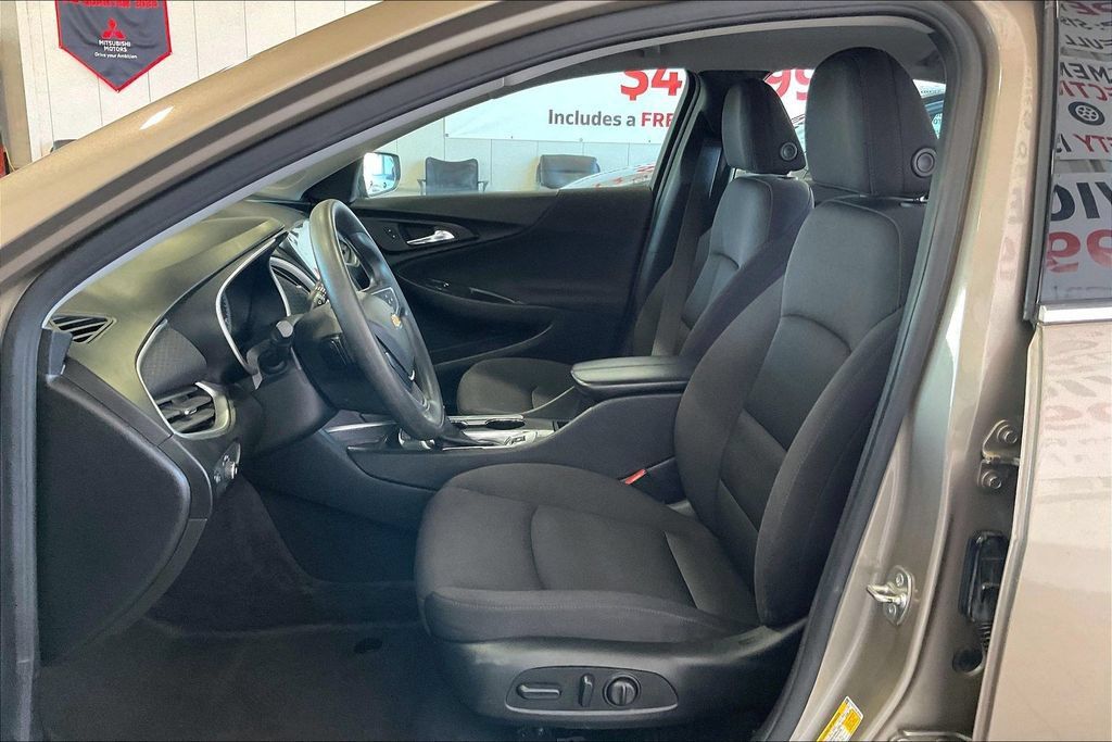 Used 2024 Chevrolet Malibu LT FWD image 3