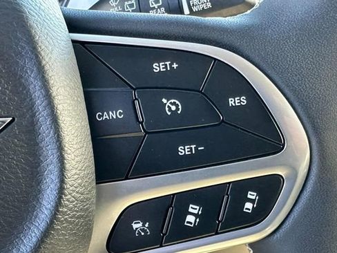 Used 2024 Chrysler Pacifica Touring-L image 24