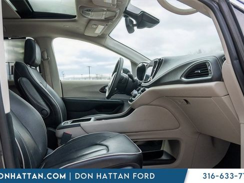 Used 2023 Chrysler Pacifica Limited image 23