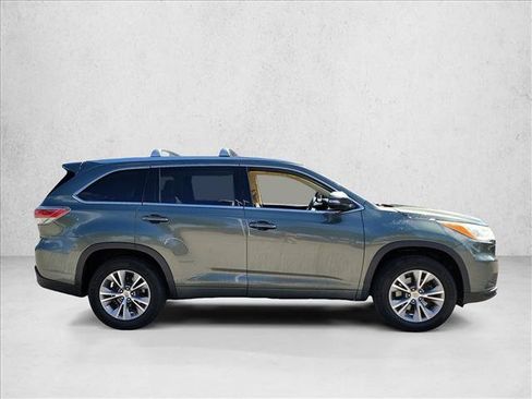 Used 2014 Toyota Highlander XLE FWD image 2