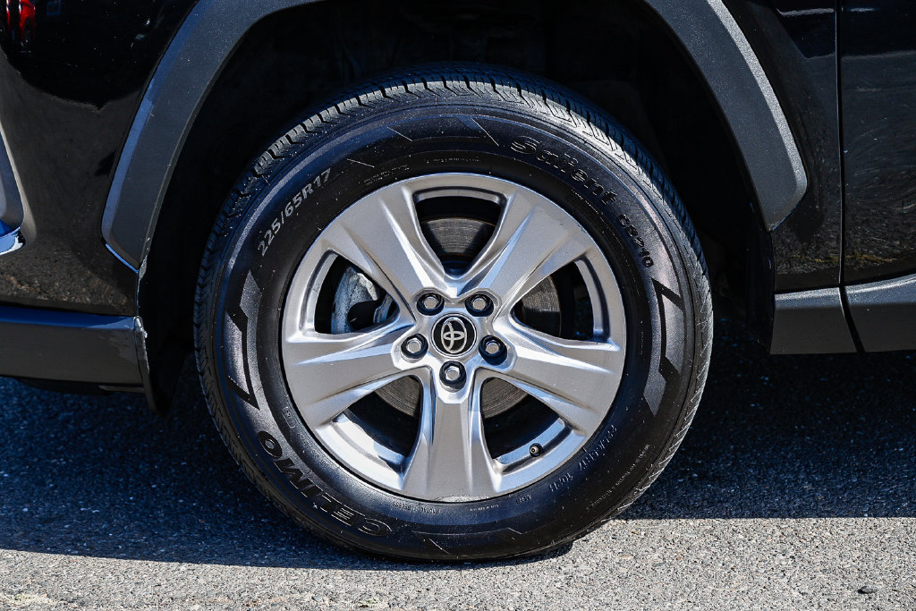 Used 2022 Toyota RAV4 XLE AWD/4WD image 16