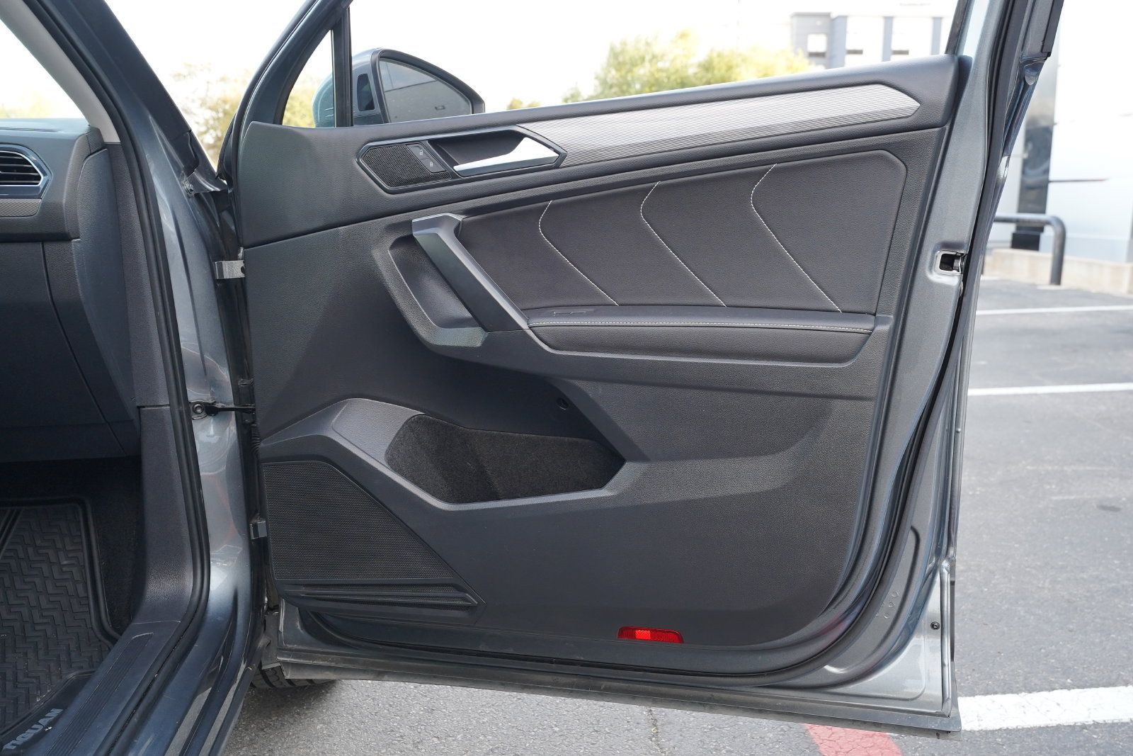 Used 2024 Volkswagen Tiguan SE FWD image 28
