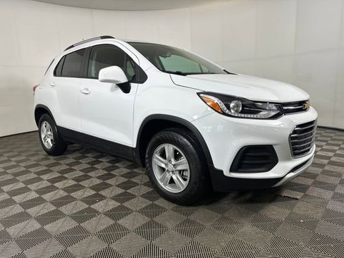 Used 2022 Chevrolet Trax LT w/ LT Convenience Package image 2