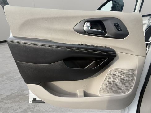 Used 2024 Chrysler Pacifica Touring-L image 30