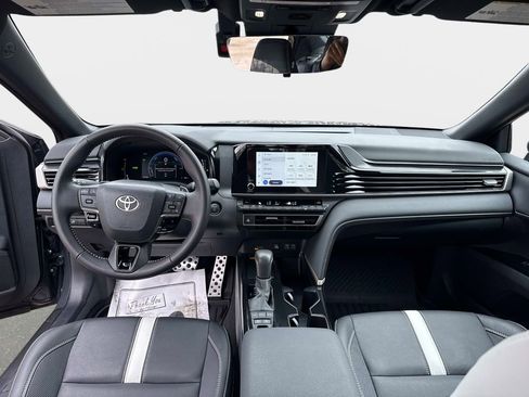 Used 2025 Toyota Camry SE image 16