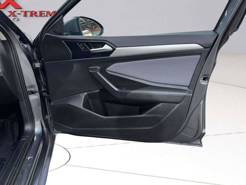 Used 2025 Volkswagen Jetta SE FWD image 25