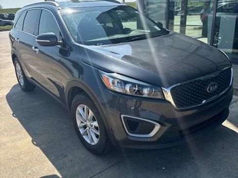 Used 2018 Kia Sorento LX image 2