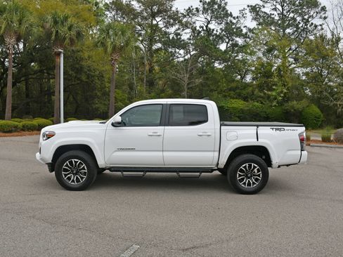 Used 2022 Toyota Tacoma TRD Sport w/ Technology Package image 5