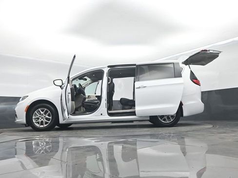 Used 2024 Chrysler Pacifica Touring-L image 70