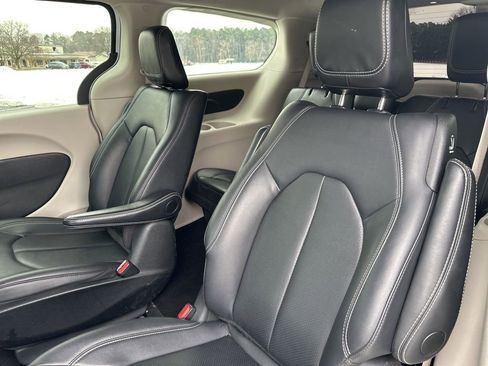 Used 2024 Chrysler Pacifica Select image 11