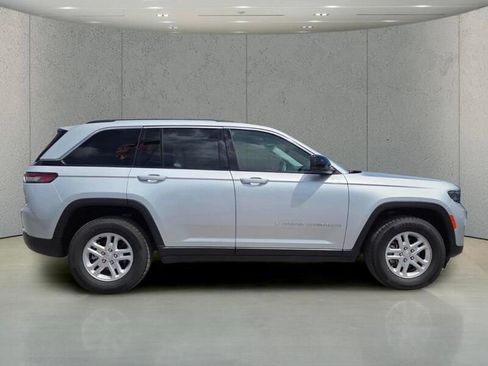 Used 2024 Jeep Grand Cherokee Laredo RWD image 32
