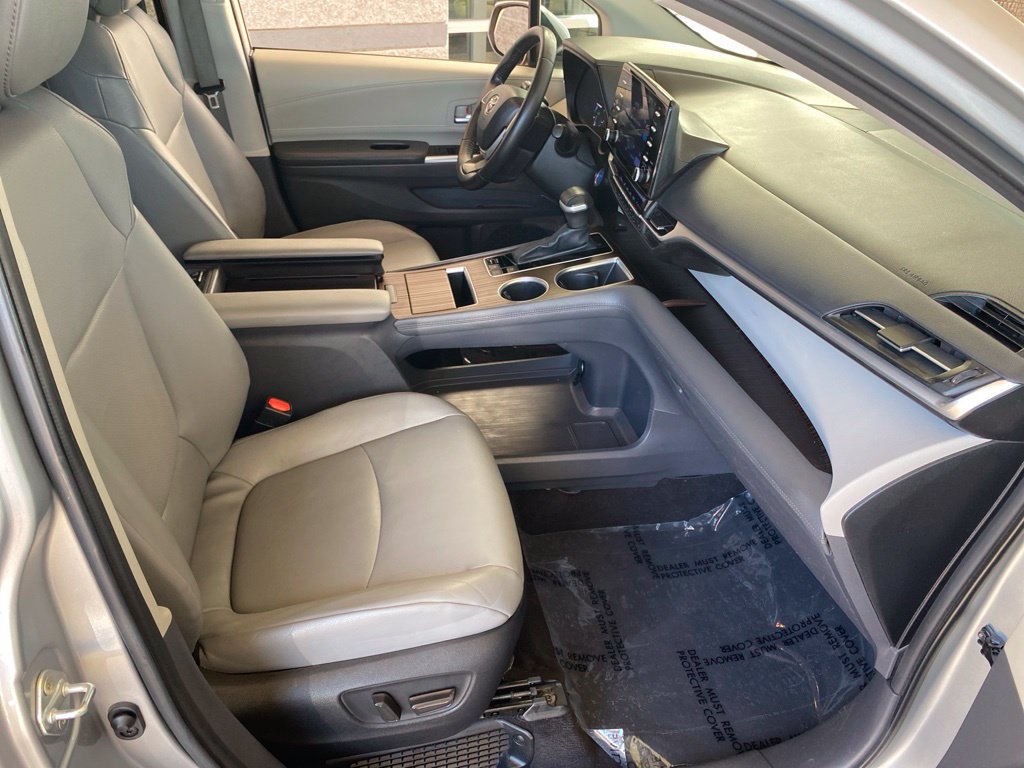 Used 2023 Toyota Sienna XLE FWD image 24